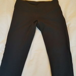 Sells slim fit workout leggings
